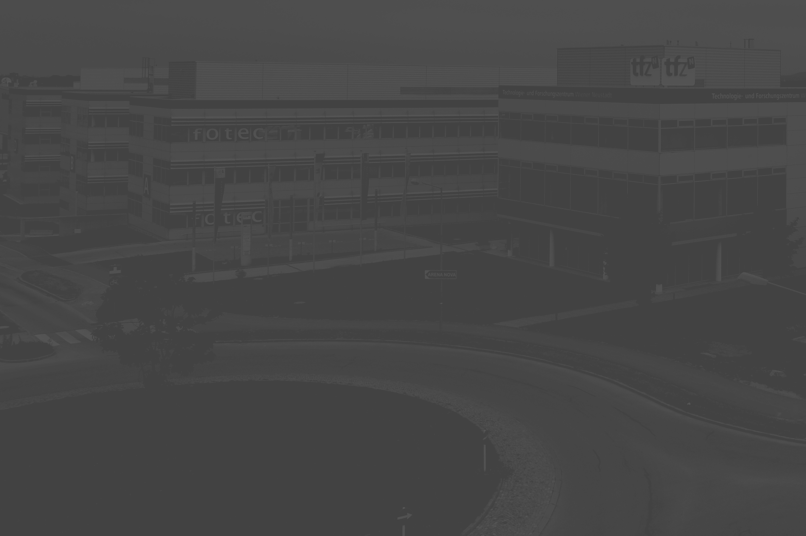 Schwarz Weiß Bild des Fotec Gebäudes von außen